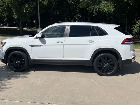 Certified 2023 Volkswagen Atlas Cross Sport SE w/ Panoramic Sunroof Package FWD image 7
