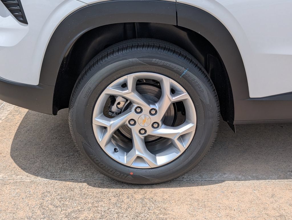 New 2026 Chevrolet Trax LS w/ LS Convenience Package FWD image 3