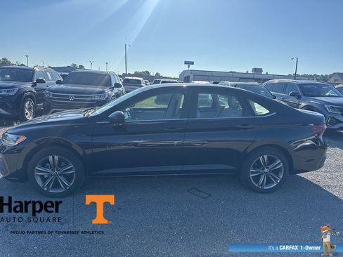 Used 2023 Volkswagen Jetta SE FWD image 2