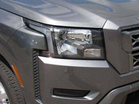 Used 2022 Nissan Frontier SV RWD image 8