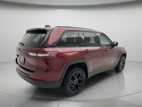 Used 2025 Jeep Grand Cherokee Altitude AWD/4WD image 3