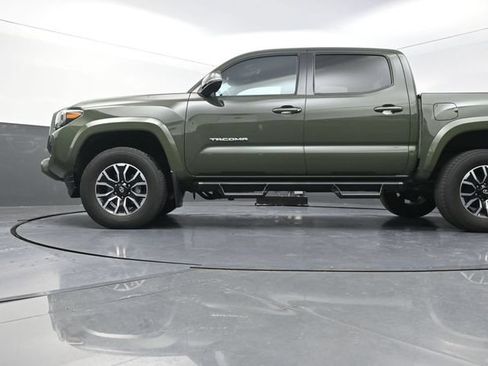 Used 2022 Toyota Tacoma TRD Sport w/ Technology Package AWD/4WD image 34
