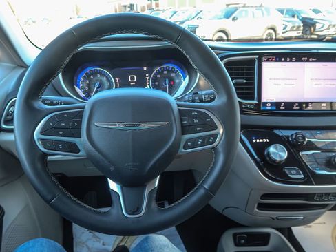 Used 2023 Chrysler Pacifica Touring-L image 28