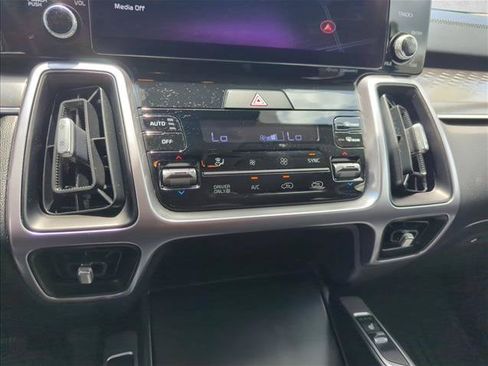 Used 2024 Kia Sorento EX AWD/4WD image 11