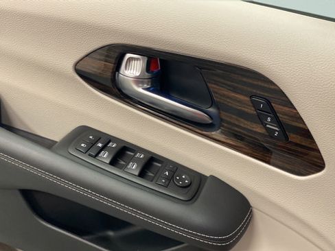 Used 2024 Chrysler Pacifica Limited FWD image 26