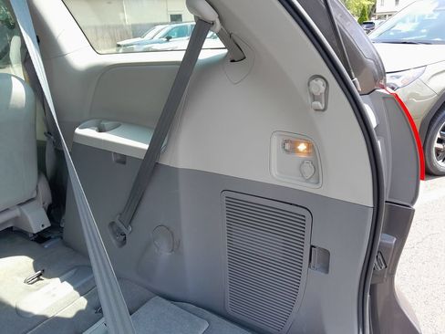 Used 2014 Toyota Sienna L FWD image 36