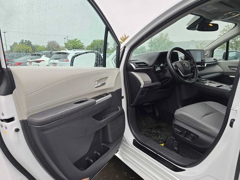 Used 2024 Toyota Sienna XLE w/ XLE Plus Package AWD/4WD image 20