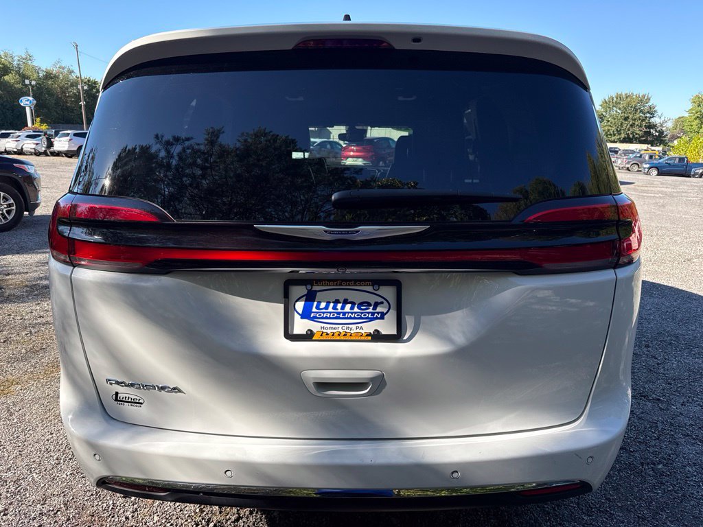 Used 2025 Chrysler Pacifica Select FWD image 6