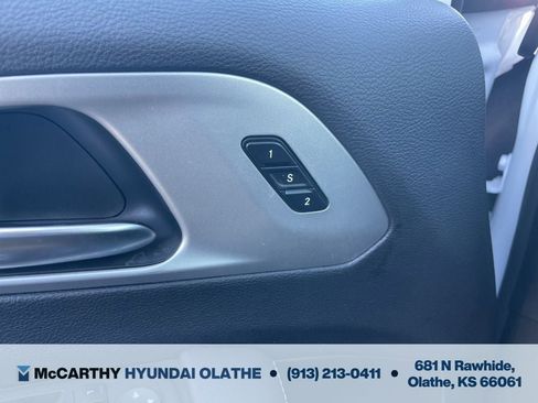 Used 2025 Chrysler Pacifica Limited FWD image 38
