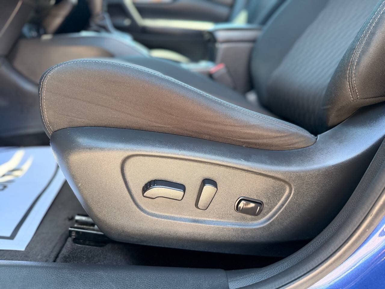Used 2018 Nissan Rogue SV AWD/4WD image 25
