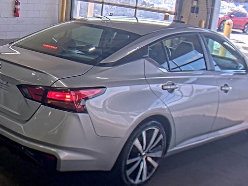 Used 2020 Nissan Altima 2.5 SR w/ Premium Package FWD image 3