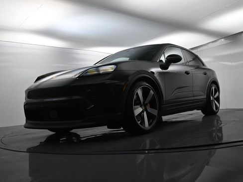 Certified 2025 Porsche Macan 4S Electric image 47