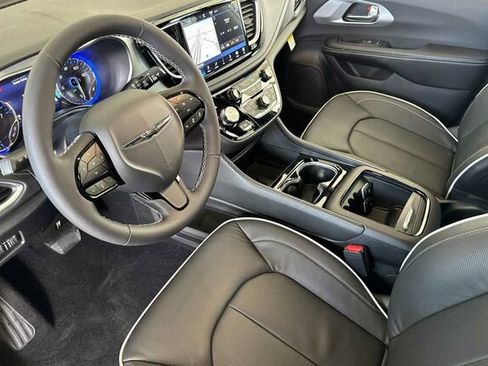 New 2026 Chrysler Pacifica Limited image 7