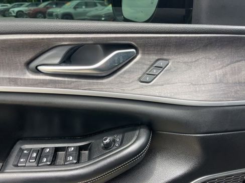 Used 2022 Jeep Grand Cherokee L Limited RWD image 13