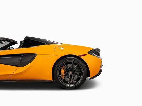Used 2018 McLaren 570S Spider image 15
