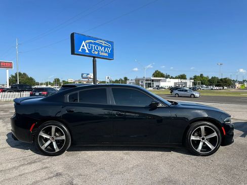 Used 2017 Dodge Charger SE RWD image 5