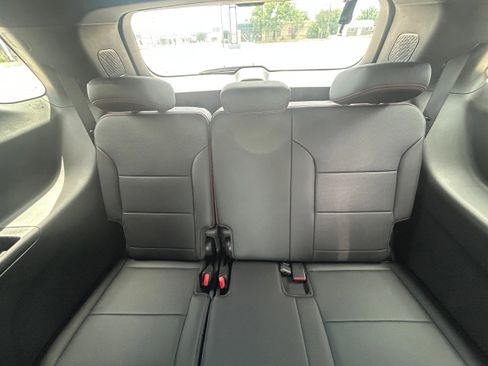 Used 2025 Chevrolet Traverse RS FWD image 39