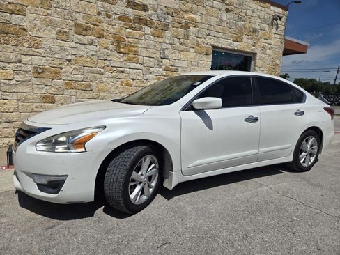 Used 2013 Nissan Altima 2.5 SV FWD image 2