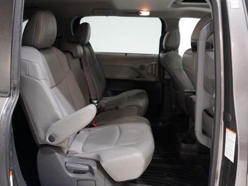 Used 2021 Toyota Sienna XLE image 36