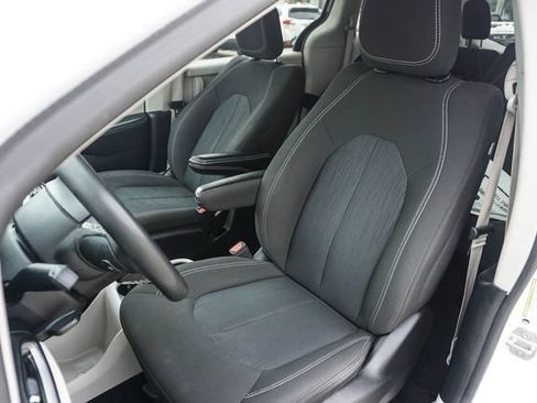Used 2023 Chrysler Voyager LX FWD image 11