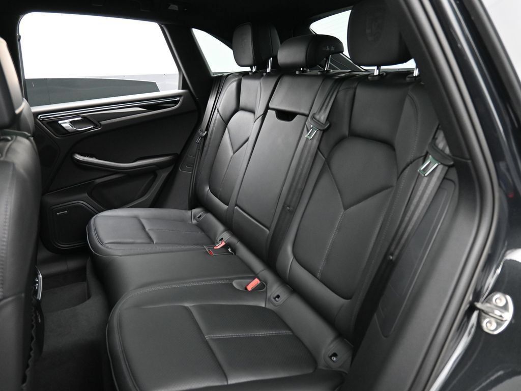 Certified 2026 Porsche Macan AWD/4WD image 23