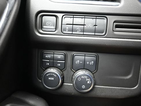 Used 2023 Chevrolet Suburban Premier image 17