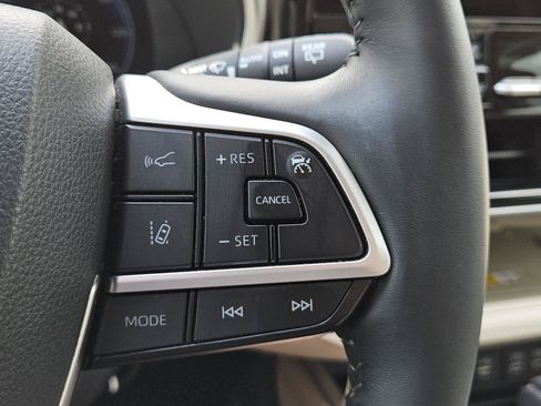 Used 2024 Toyota Highlander Platinum FWD image 22