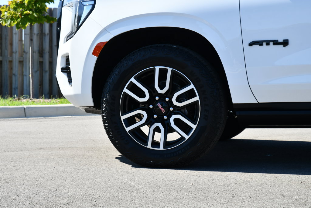 Used 2024 GMC Yukon AT4 w/ AT4 Premium Package AWD/4WD image 12