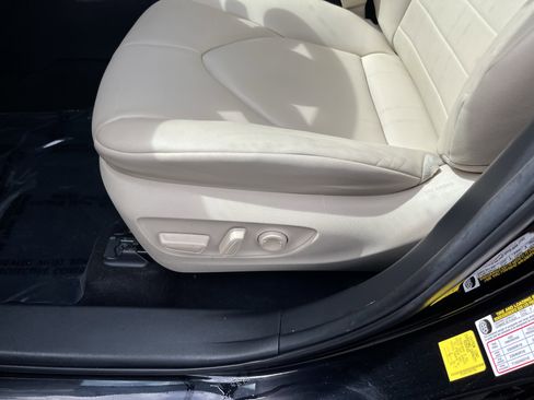 Used 2023 Toyota Highlander XLE AWD/4WD image 16