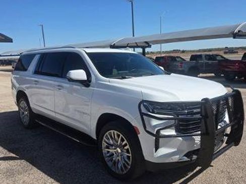 Used 2024 Chevrolet Suburban LT w/ Luxury Package image 3