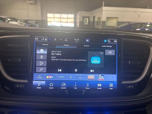 Used 2025 Chrysler Pacifica Limited image 21