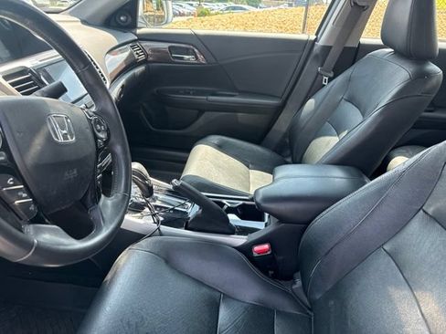 Used 2017 Honda Accord Touring image 4