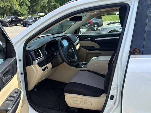 Used 2017 Toyota Highlander SE AWD/4WD image 6