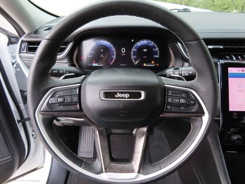 Used 2023 Jeep Grand Cherokee Limited w/ Black Appearance Package AWD/4WD image 17