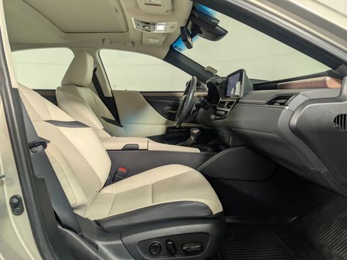 Used 2023 Lexus ES 300h w/ Premium Package image 10