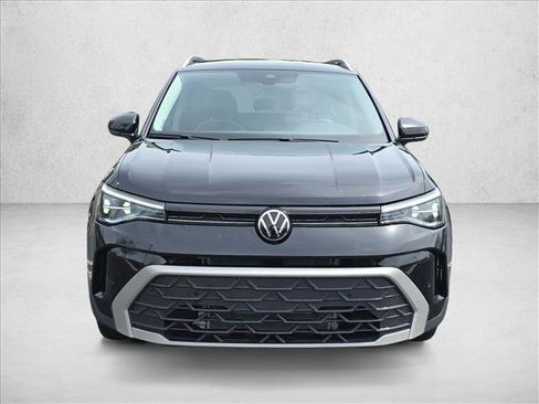 Used 2025 Volkswagen Taos SE FWD image 2