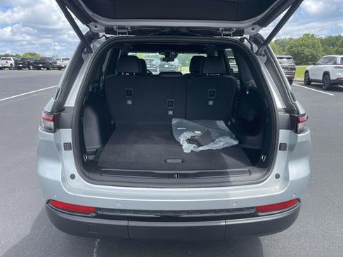 New 2025 Jeep Grand Cherokee Altitude image 10