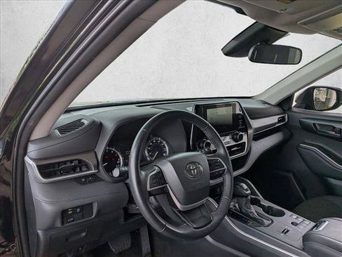 Used 2025 Toyota Highlander LE FWD image 9