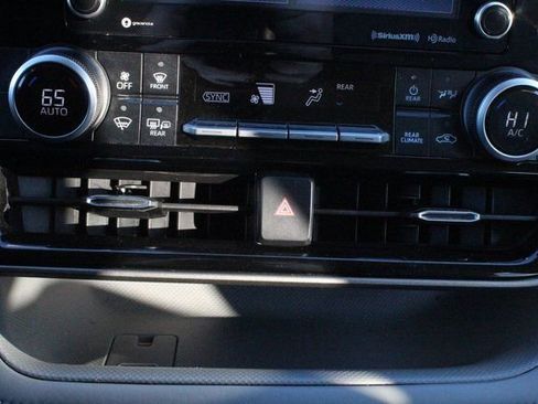 Used 2021 Toyota Highlander LE image 38