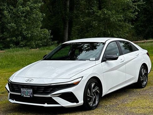 Certified 2025 Hyundai Elantra Sport FWD image 5