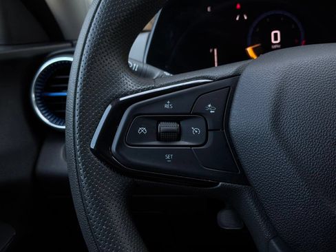 Used 2025 Chevrolet Trax LT FWD image 31