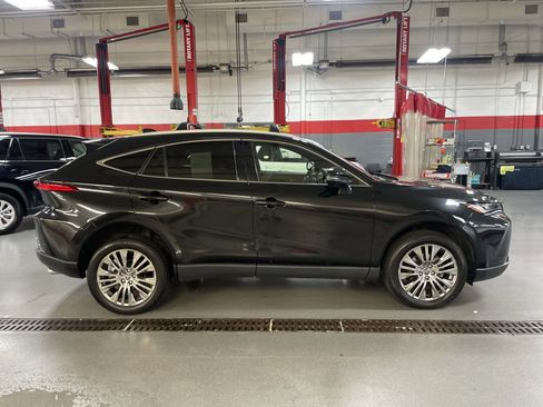 Used 2022 Toyota Venza XLE image 7