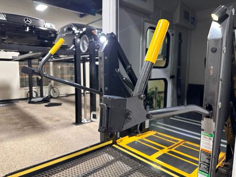 Used 2015 Ford E-350 and Econoline 350 Super Duty image 37