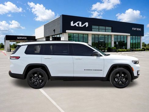 Used 2024 Jeep Grand Cherokee L Limited w/ Black Appearance Package RWD image 4
