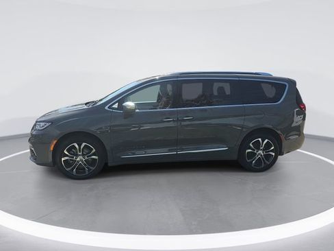 Used 2022 Chrysler Pacifica Pinnacle image 2