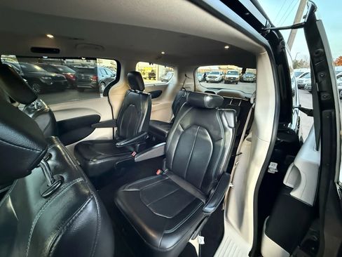 Used 2021 Chrysler Pacifica Touring-L image 22