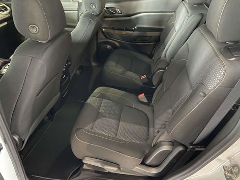 Used 2023 GMC Acadia SLE image 7