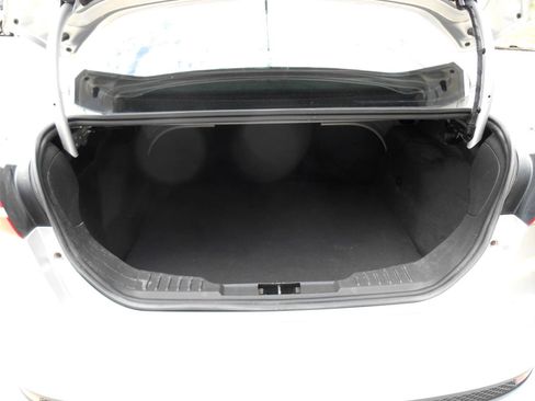 Used 2018 Ford Focus SE w/ Cold Weather Package FWD image 12