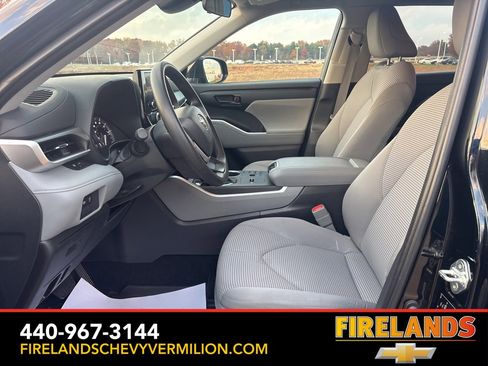 Used 2023 Toyota Highlander L image 11