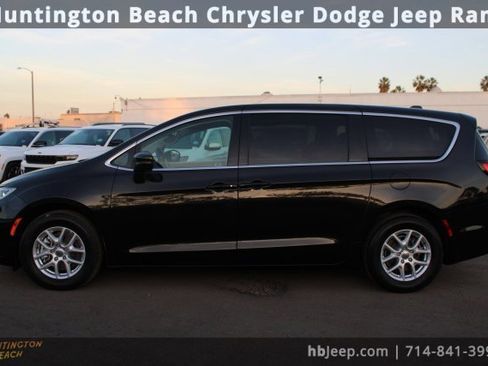 Used 2023 Chrysler Pacifica Touring-L image 3